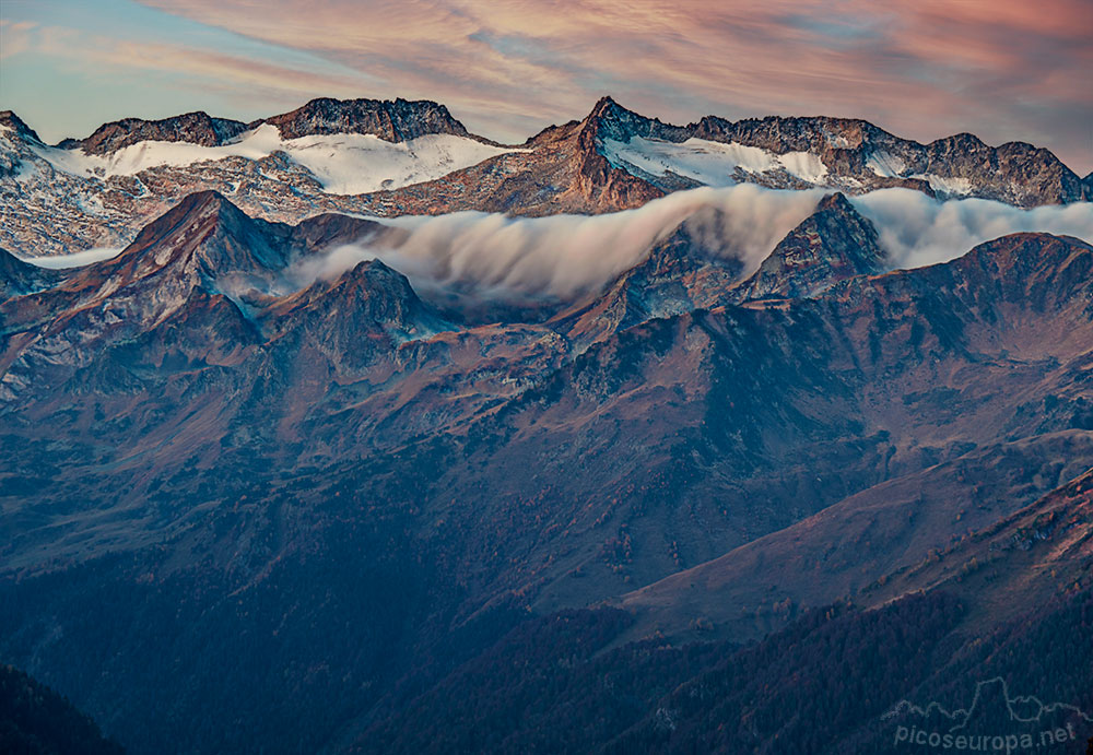 Foto: Puesta de sol sobre el Macizo de la Maladeta desde la Val de Varrados en la Val d'Aran. Pirineos de Catalunya.